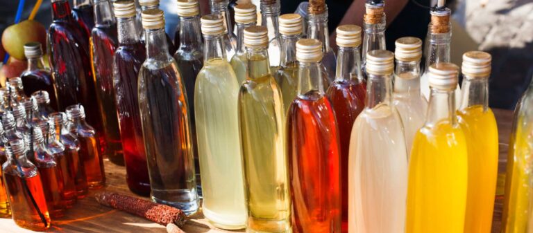 Botellas de bebidas artesanales variadas en mercado