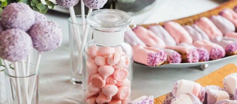 Variedad de dulces y postres en mesa elegante