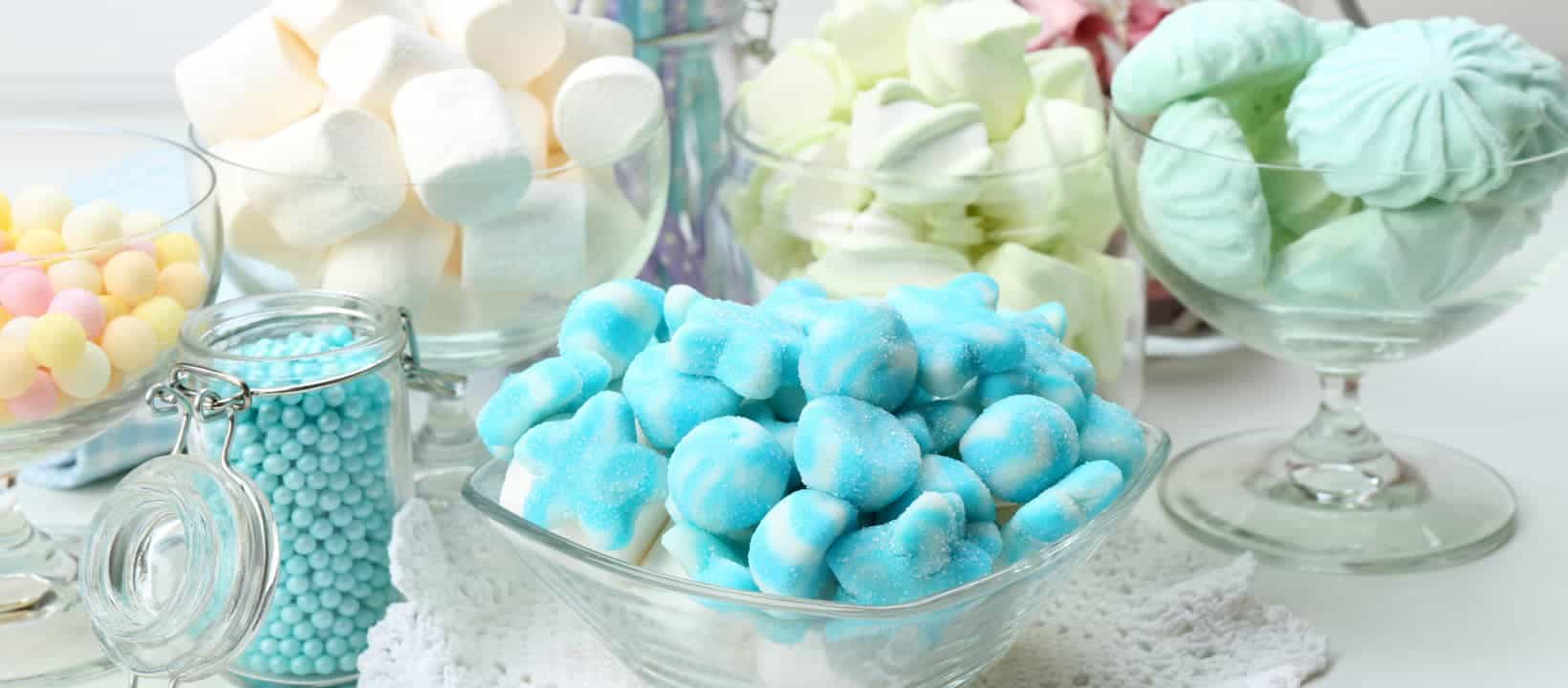 Variedad de dulces coloridos en recipientes transparentes