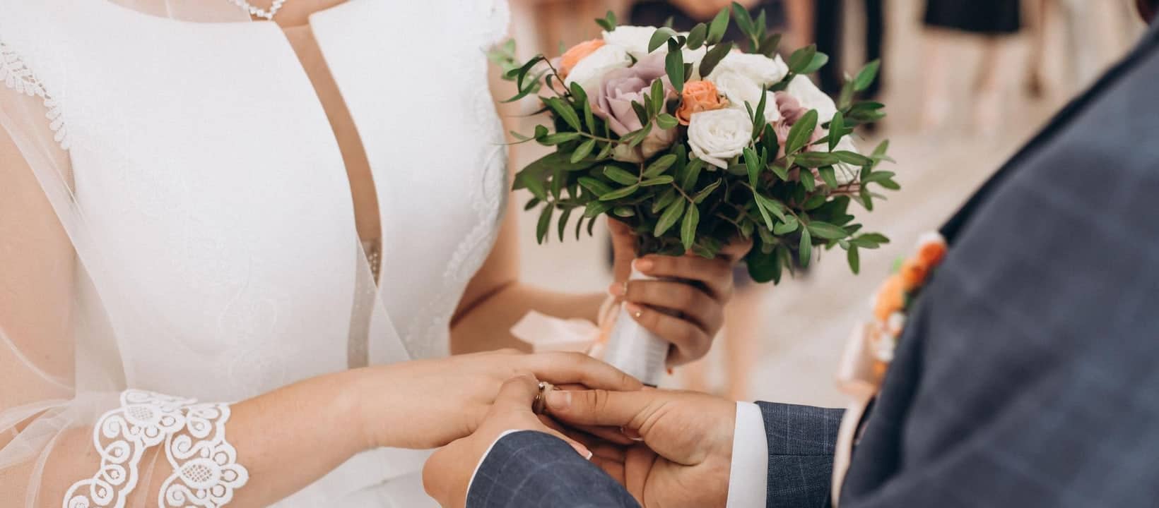 Intercambio de anillos en boda elegante