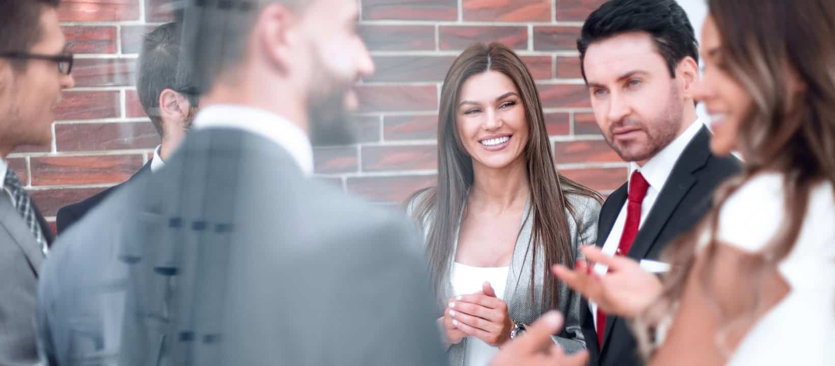Profesionales conversando en reunión de negocios