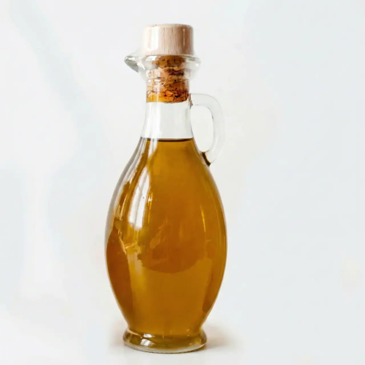 Botella de aceite de oliva con tapón de corcho