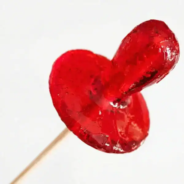 Dos corazones de gominola roja en un palito.