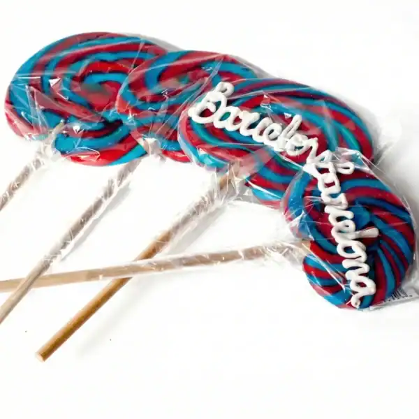 Tres piruletas de colores en paquetes transparentes